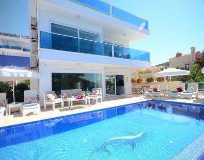 Luxury 4 Bedroom Villa Walking Distance to the Beach